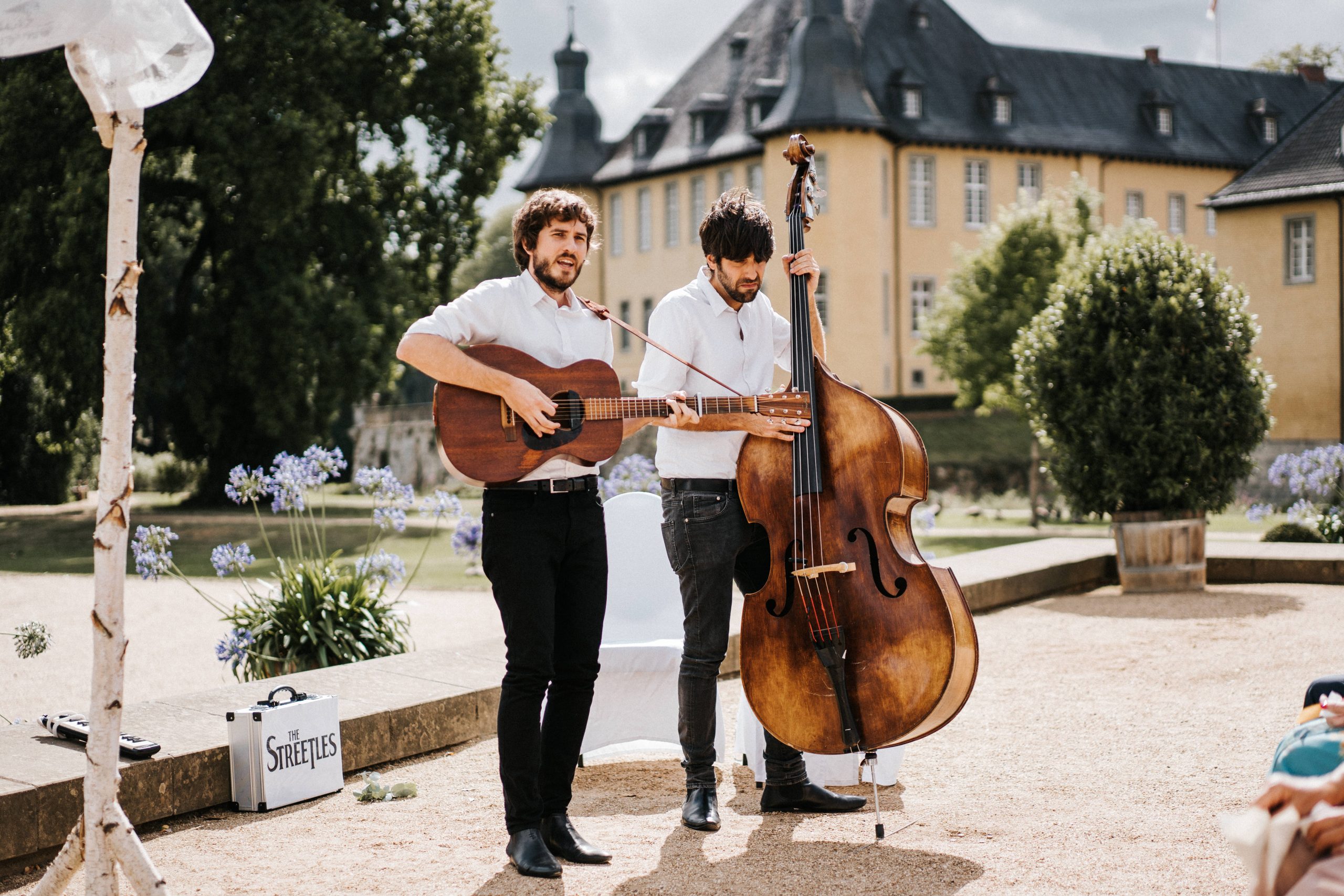 The Streetles spielen unplugged zur Trauung im Schloss Dyck.