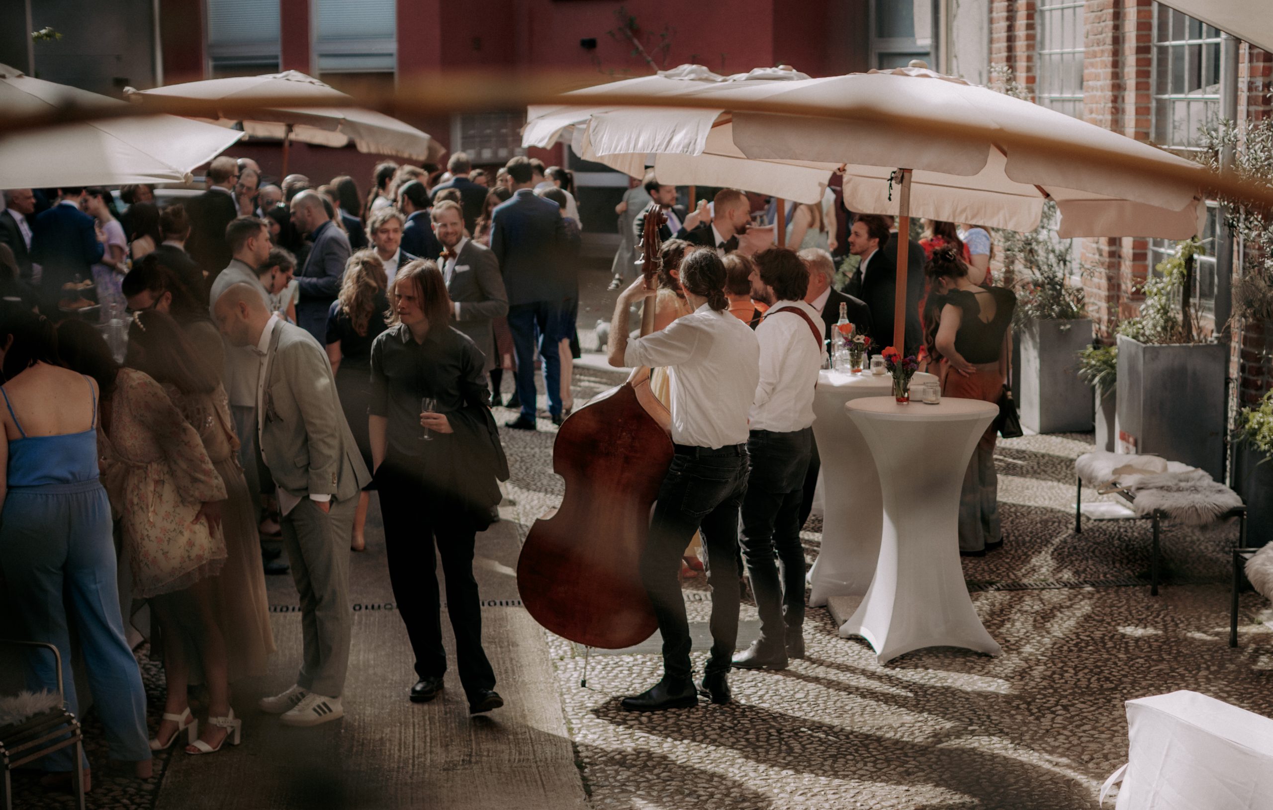 Kunstsalon Köln
Eine tolle urbane Location mitten in der Kölner Südstadt. Hier durften wir schon mehrfach Trauung und Empfänge begleiten.