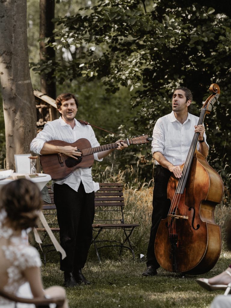 Das Akustikduo The Streetles sorgt für eine tolle Atmosphäre bei einer Trauung in der Lüttelforster Mühle