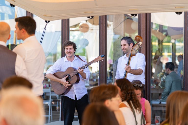 The Streetles spielen unplugged Live-Musik auf einer Geburtstagsfeier im Garten.