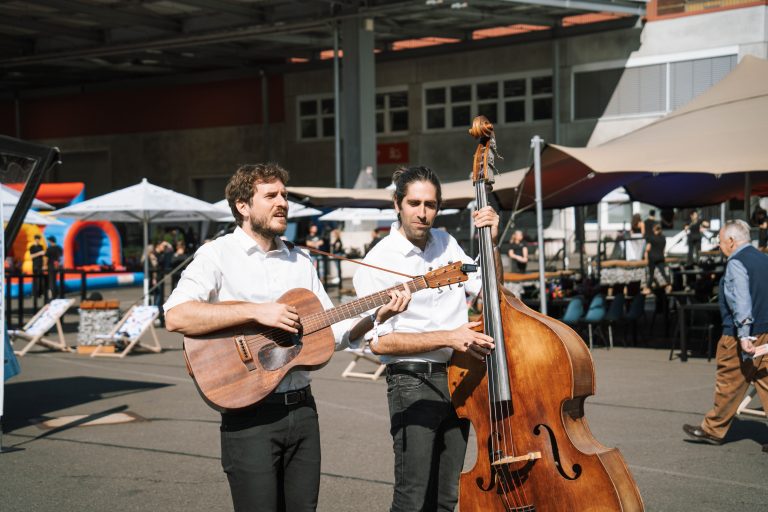 The Streetles als unplugged Walking Act auf einem Outdoor-Event