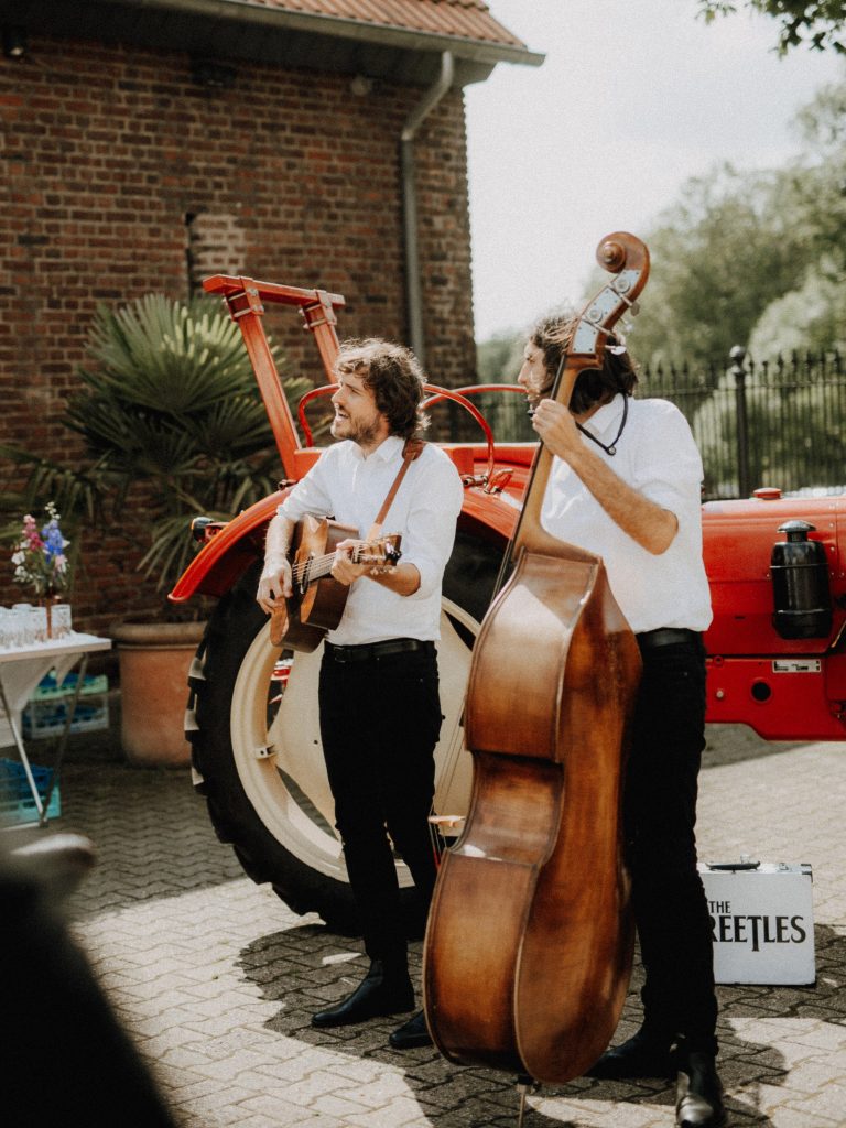 The Streetles spielen unplugged als Walking Act auf einem Outdoor-Event.
