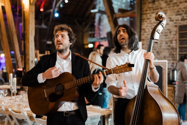 Das Akustikduo The Streetles begleitet unplugged eine Weihnachtsfeier in der Kornscheune Orr in Köln.