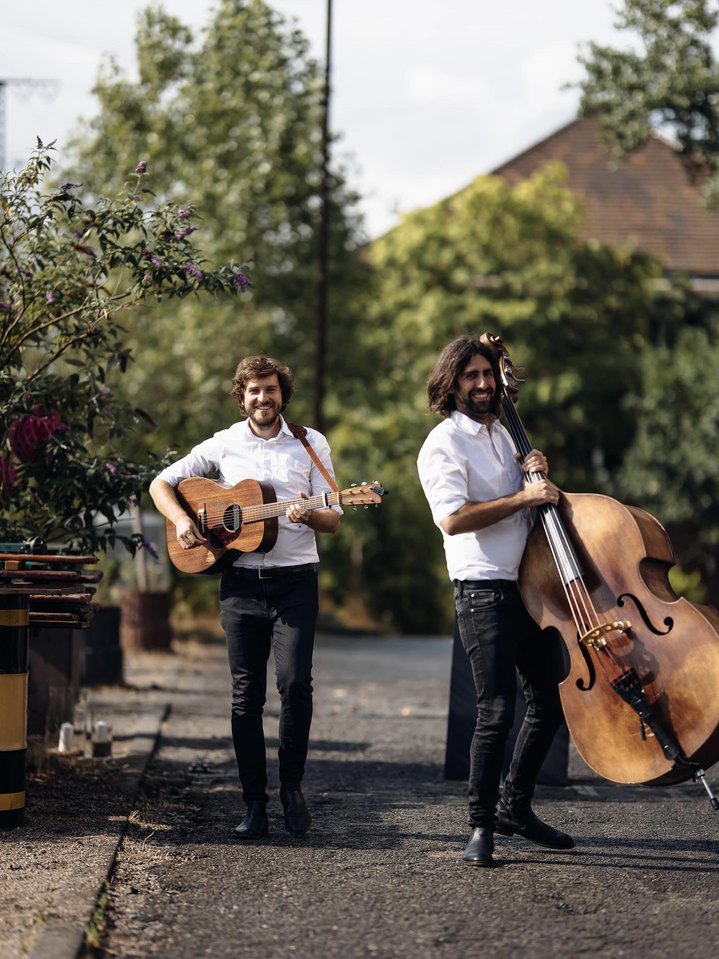 Das Akustikduo The Streetles steht für mitreißende Livemusik – komplett unplugged, mobil und nah am Publikum.