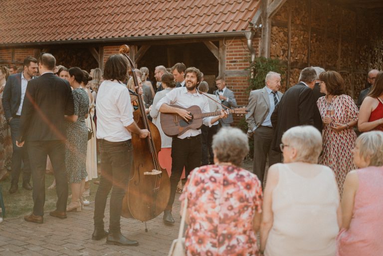Das Akustikduo The Streetles begleiten einen Empfang in Köln mit unplugged Live-Musik.