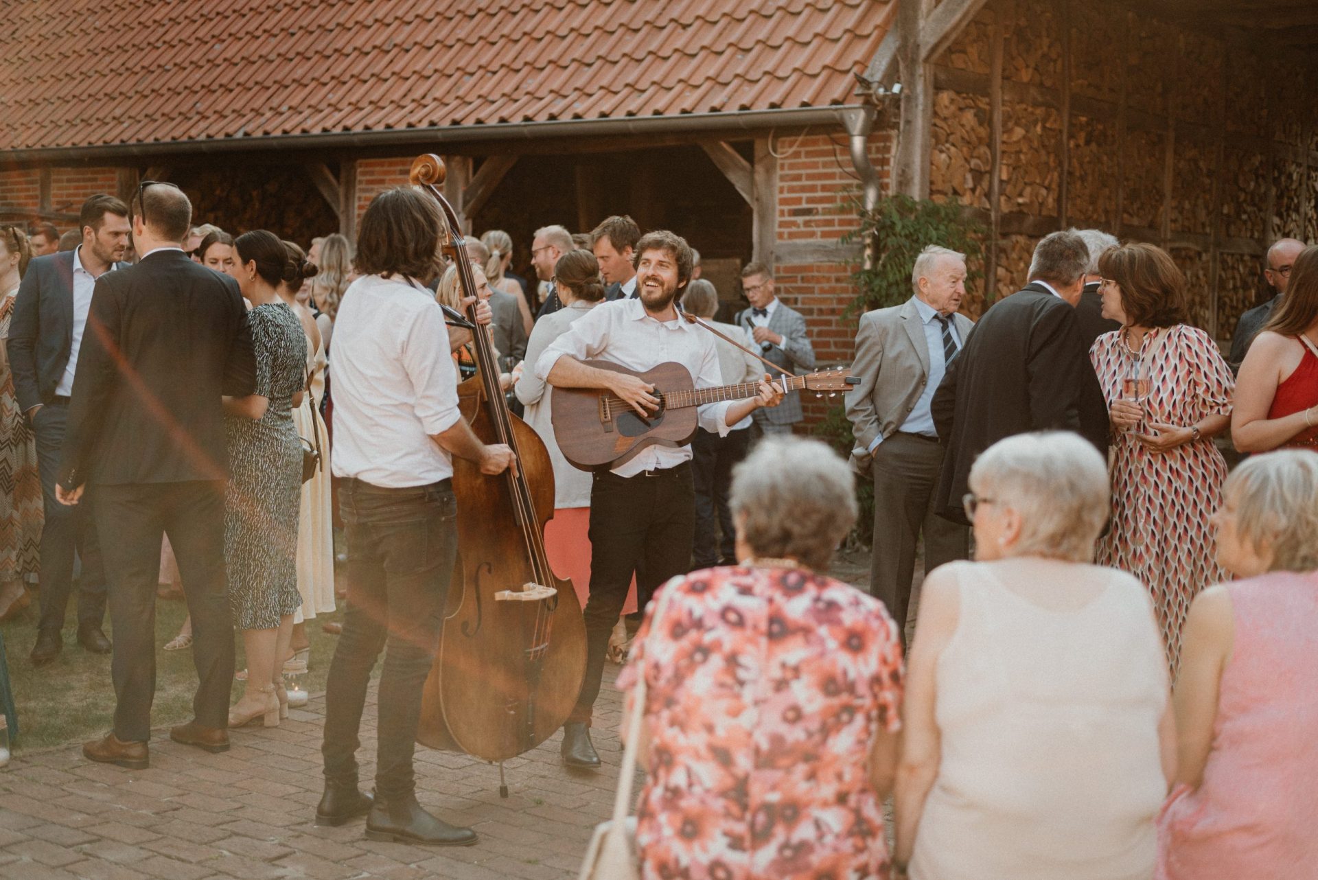 Das Akustikduo The Streetles begleiten einen Empfang in Köln mit unplugged Live-Musik.