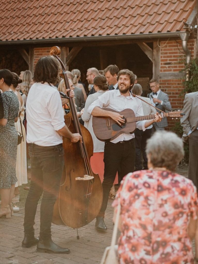The Streetles spielen unplugged als Walking-Act auf einem Outdoor Event in Köln.