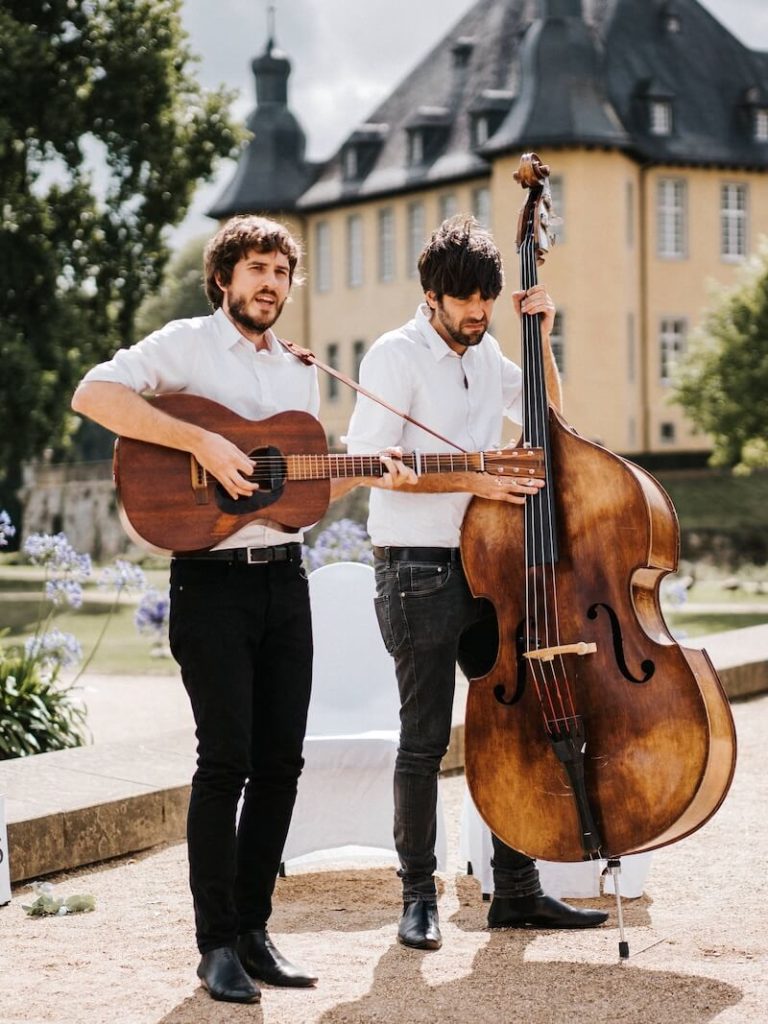 Das Akustikduo The Streetles begleitet eine Trauung mit unplugged Live-Musik im Schloss Dyck. Das Foto wurde von Stefano Chiolo geschossen.